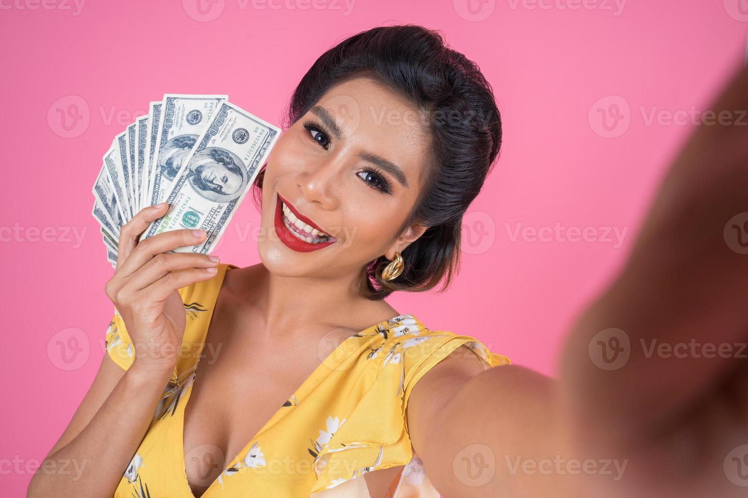 gelukkig modieuze vrouw met geld foto