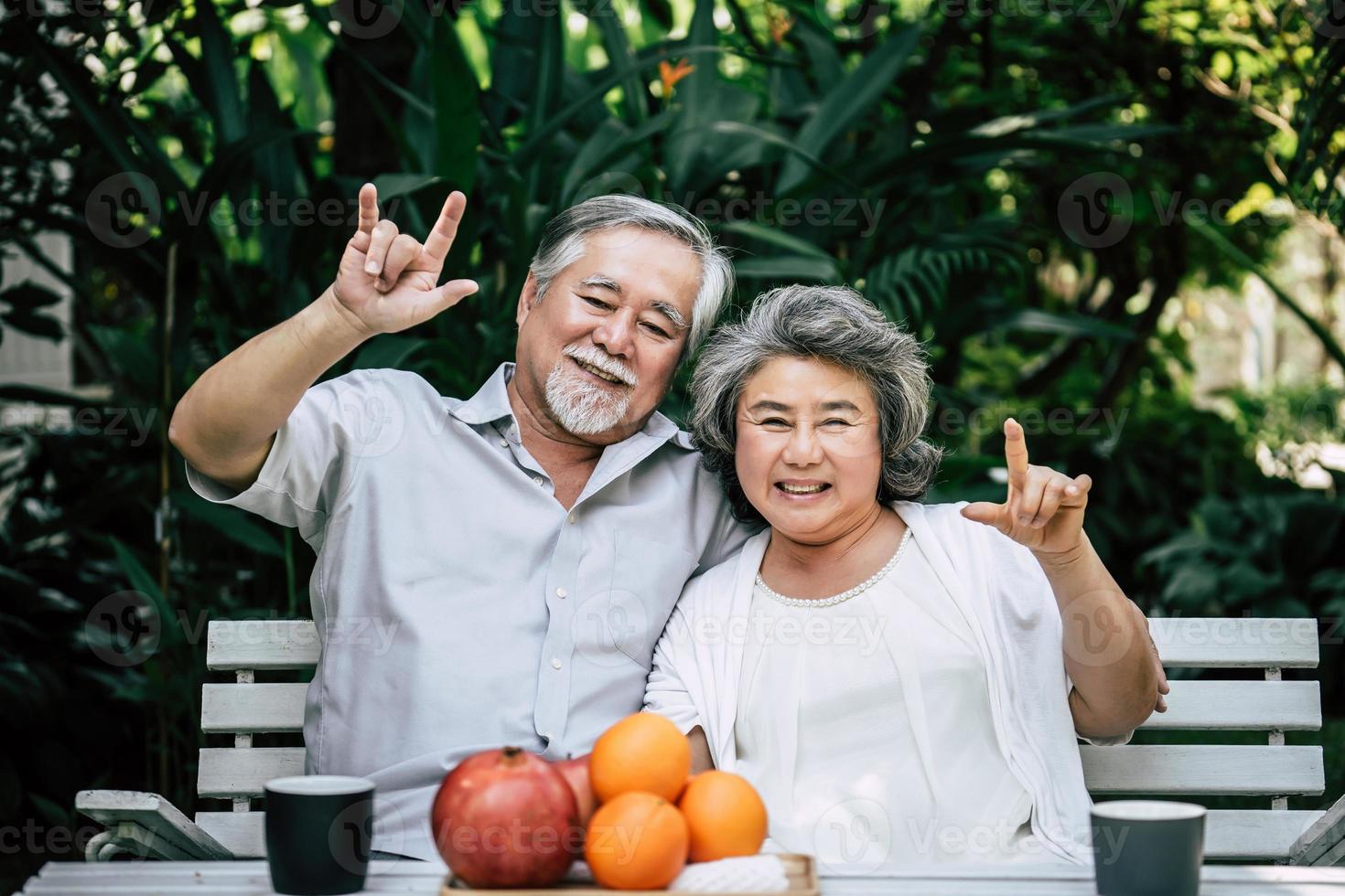 bejaarde echtpaar spelen en eten wat fruit foto