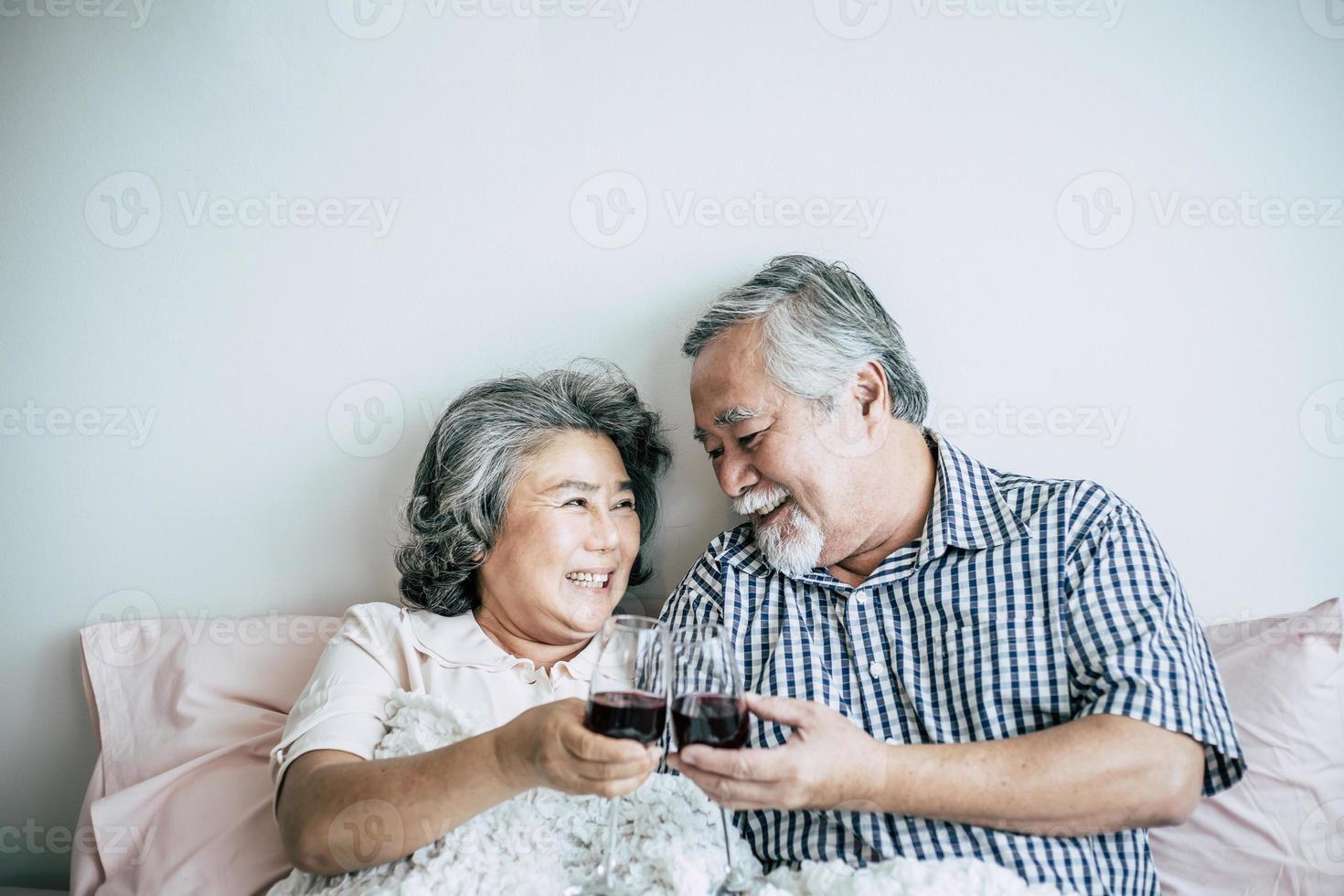 bejaarde echtpaar genieten van hun verjaardag in de slaapkamer foto