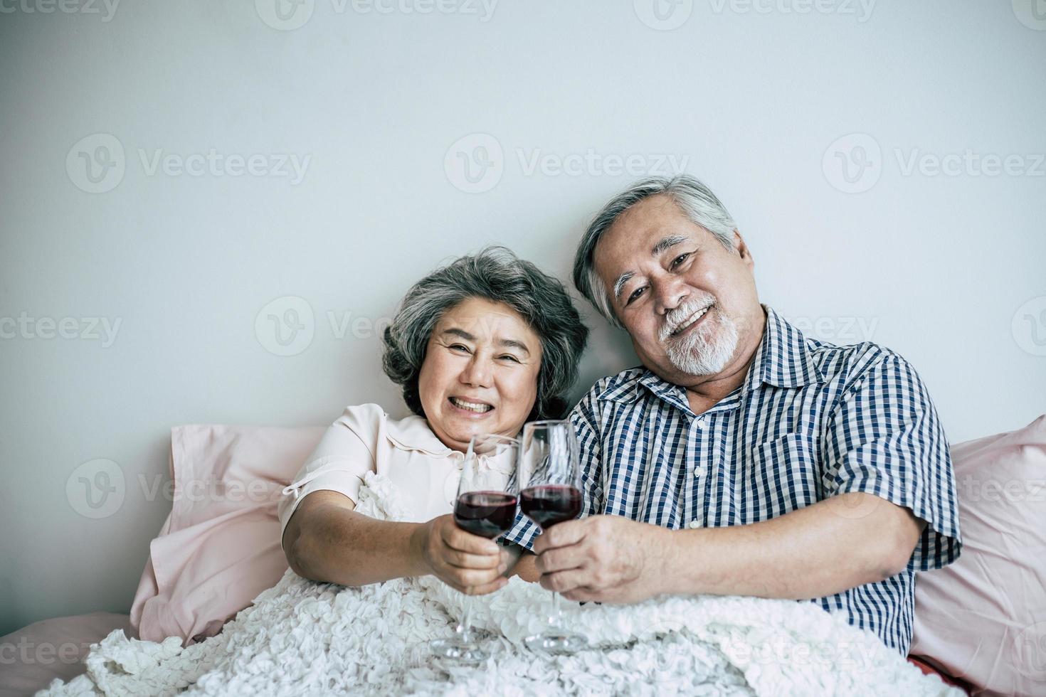 bejaarde echtpaar genieten van hun verjaardag in de slaapkamer foto