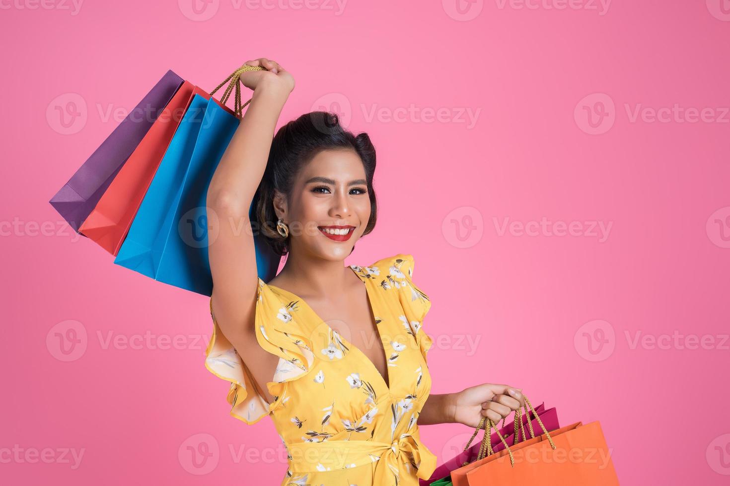 mooie Aziatische vrouw met gekleurde boodschappentassen foto