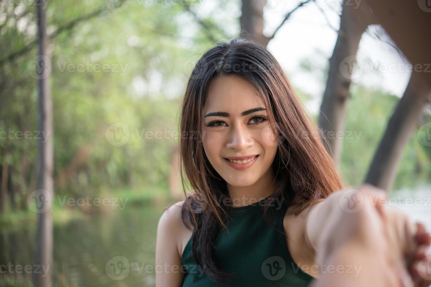 portret van een lachend meisje ontspannen in natuurpark buitenshuis foto