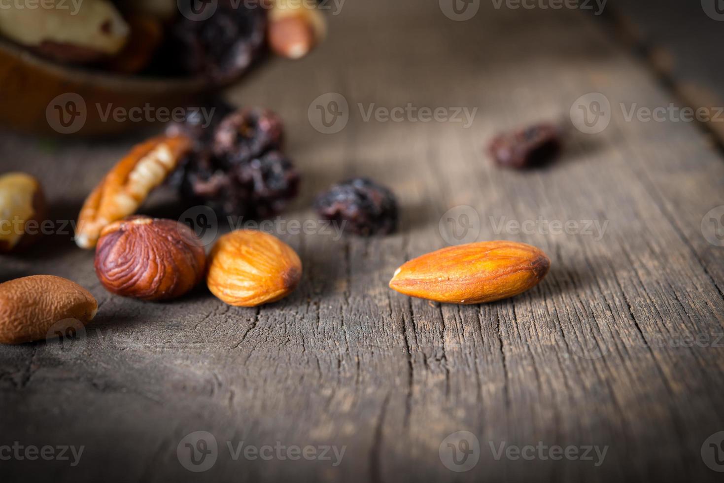 close-up van gemengde noten op houten achtergrond foto