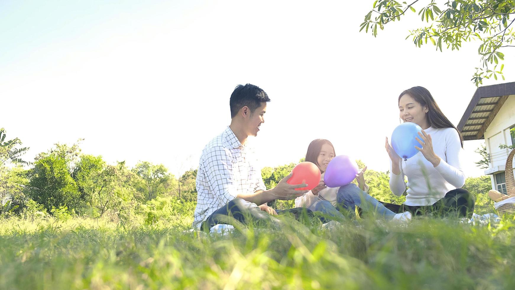 Aziatische familieportret met ballonnen foto