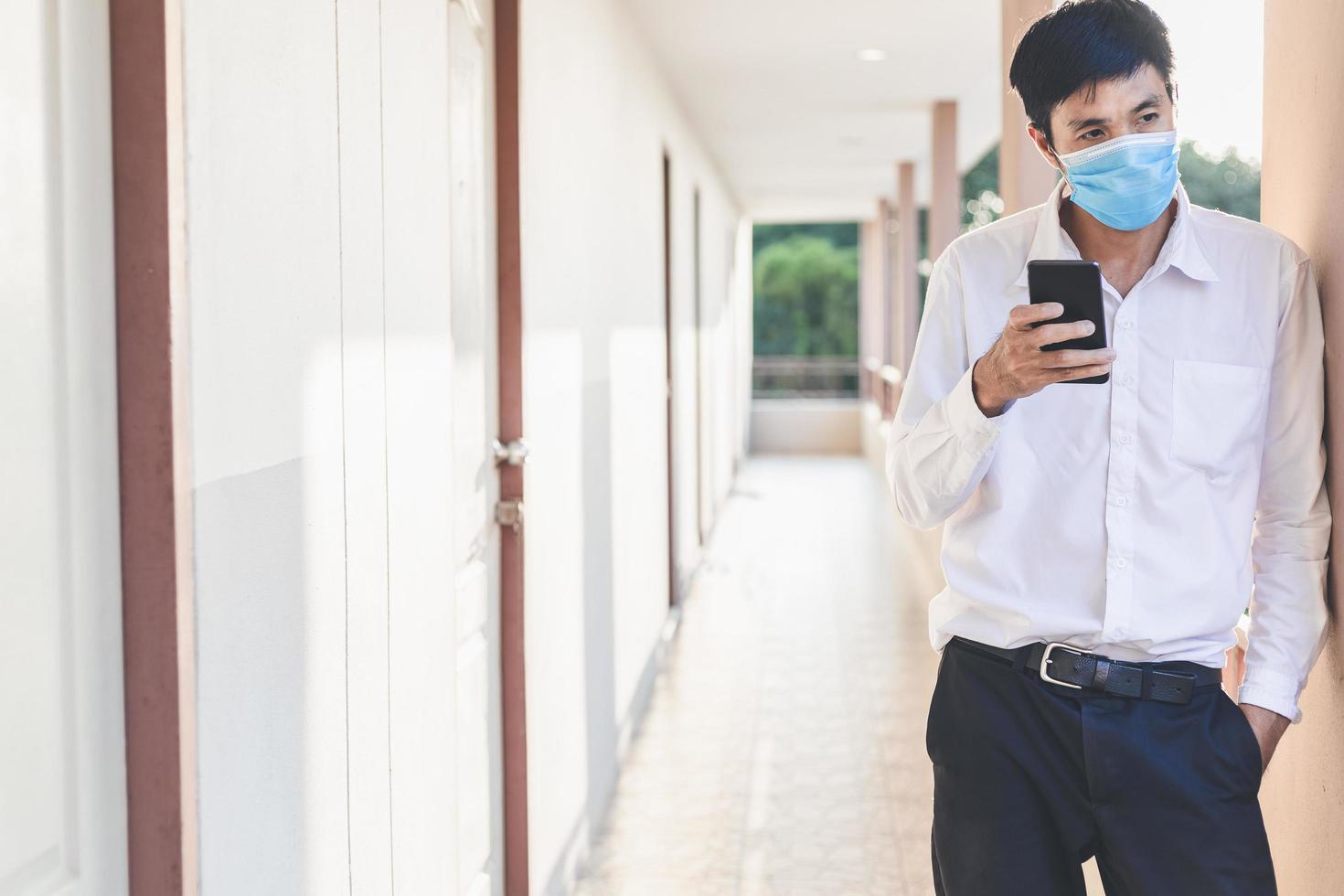 man met een chirurgisch masker foto