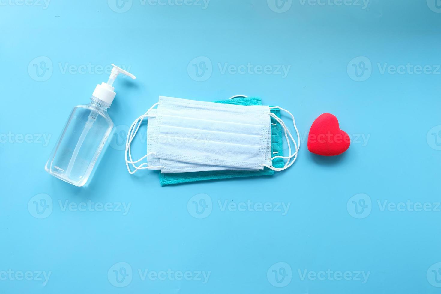 chirurgische maskers met een hartvorm op een blauwe achtergrond foto
