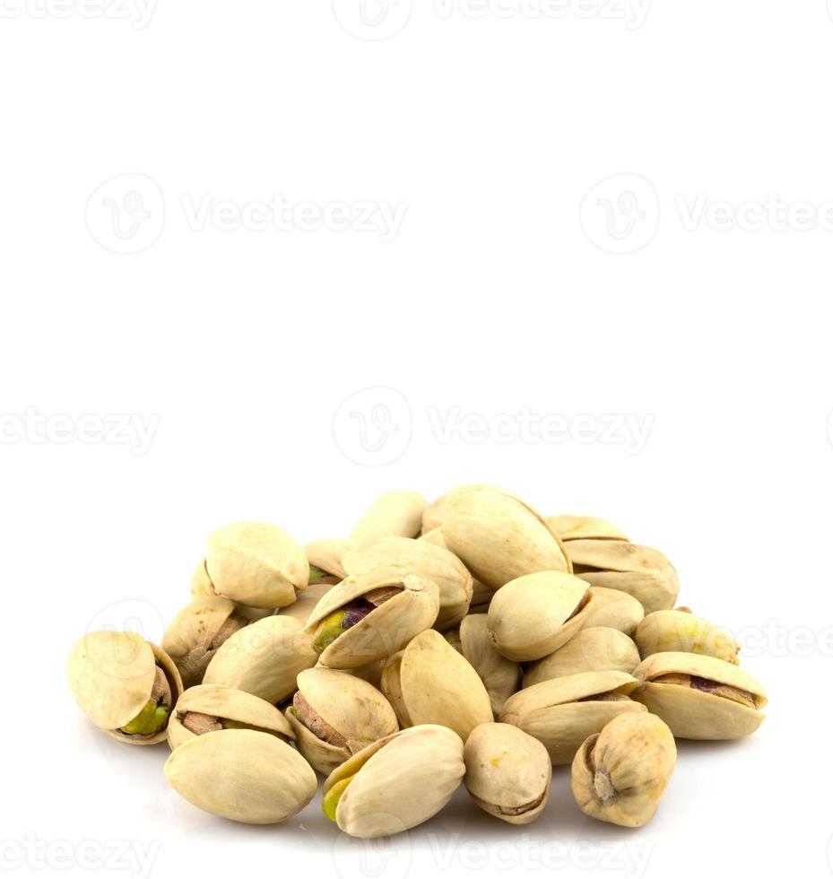 pistachenoten geïsoleerd op een witte achtergrond foto