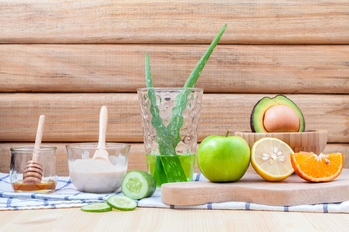 huisgemaakte huidverzorging en bodyscrub met avocado en aloë vera foto