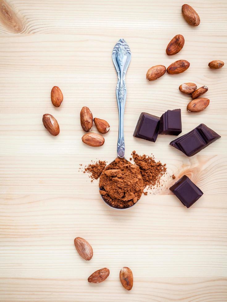 bruin chocoladepoeder in een lepel foto