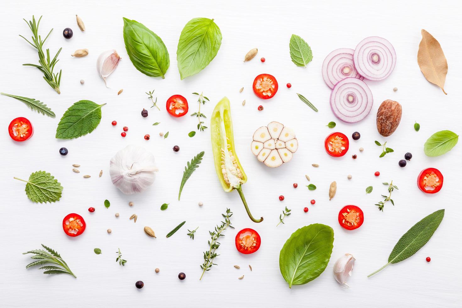 plat leggen van Italiaanse ingrediënten op wit foto