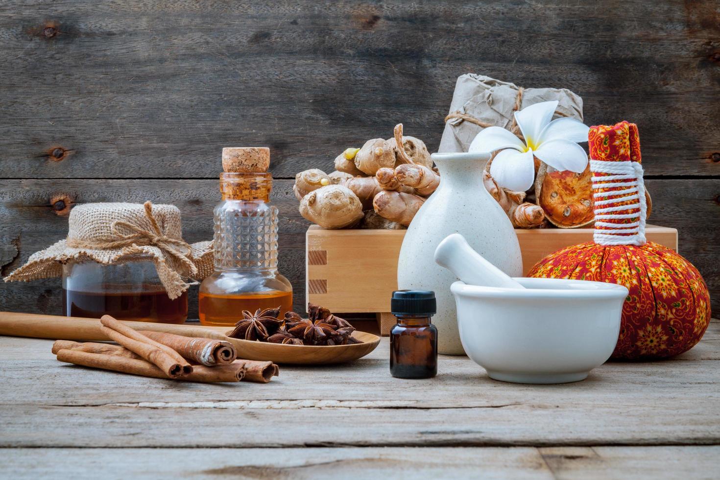 natuurlijke spa-ingrediënten op een rustieke houten achtergrond foto