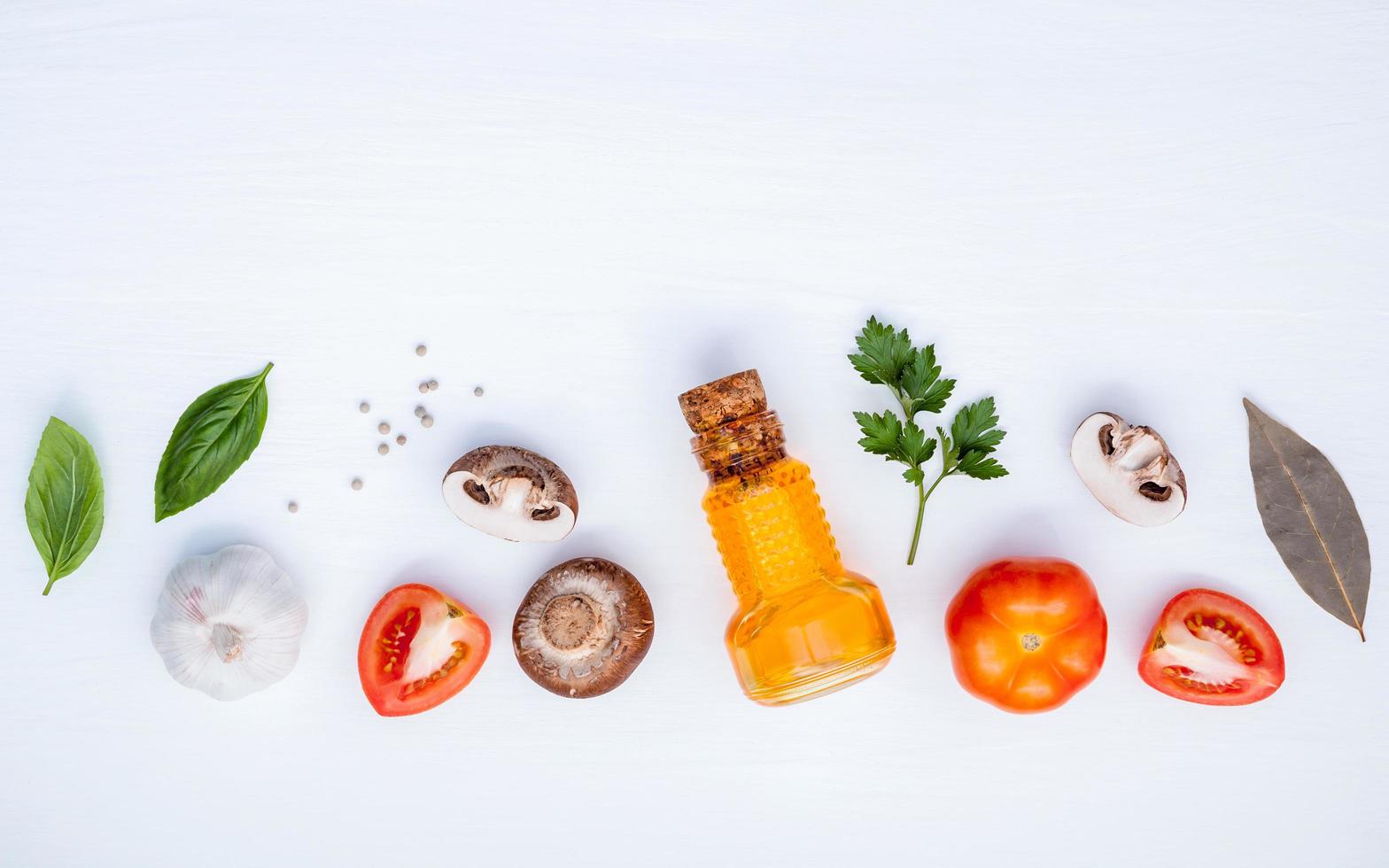 Italiaanse voedselingrediënten op wit foto