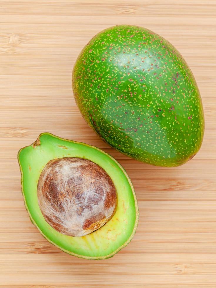 vers gesneden avocado op houten achtergrond foto