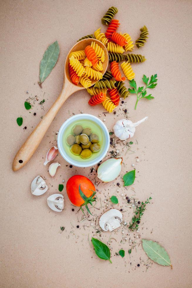 Italiaans eten concept op een bruine achtergrond foto