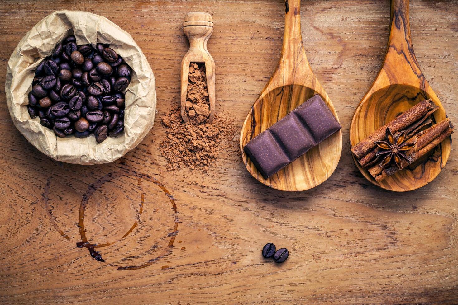 koffie, chocolade, kruiden op armoedig hout foto