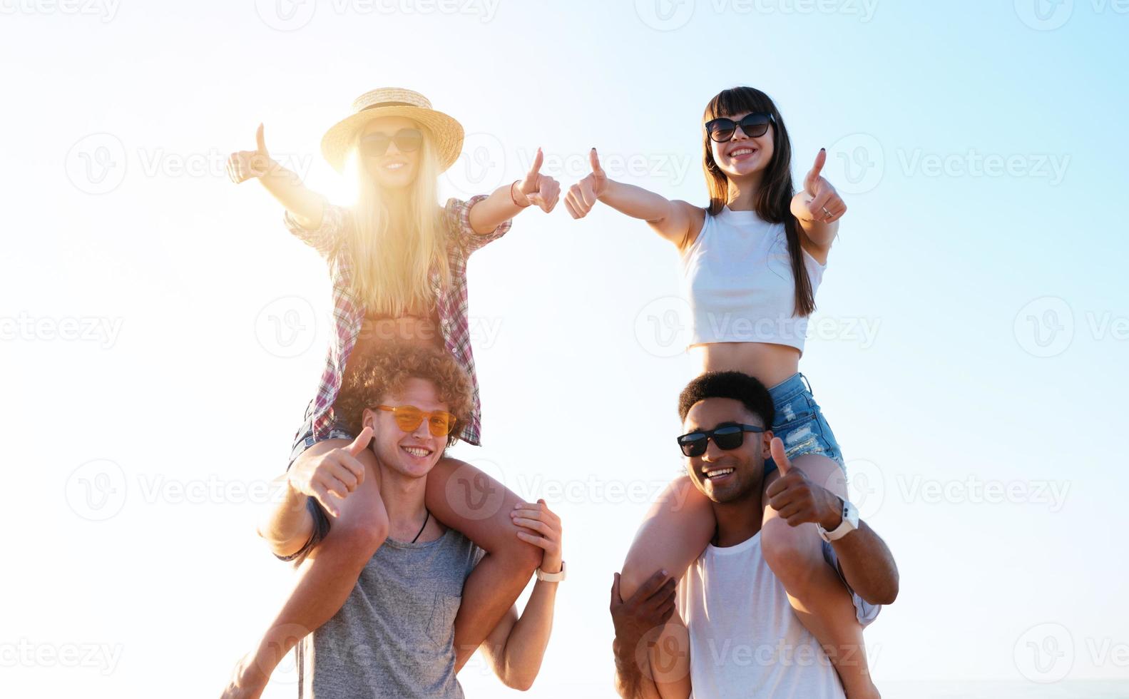 gelukkig glimlachen paren spelen Bij de strand foto