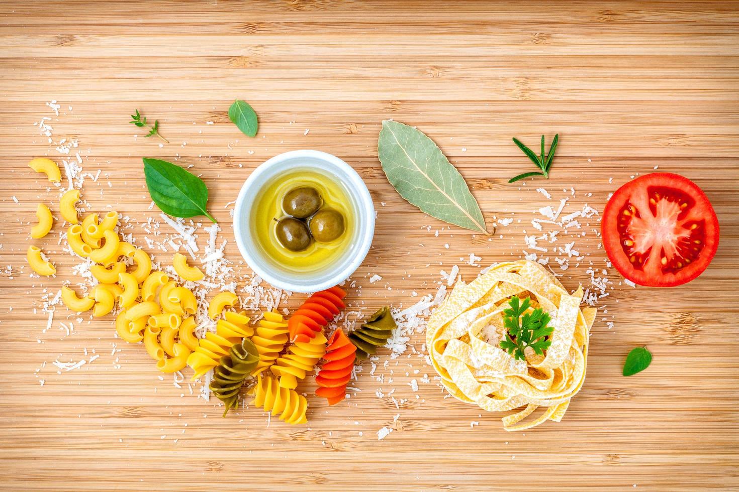 bovenaanzicht van verse Italiaanse ingrediënten op licht hout foto