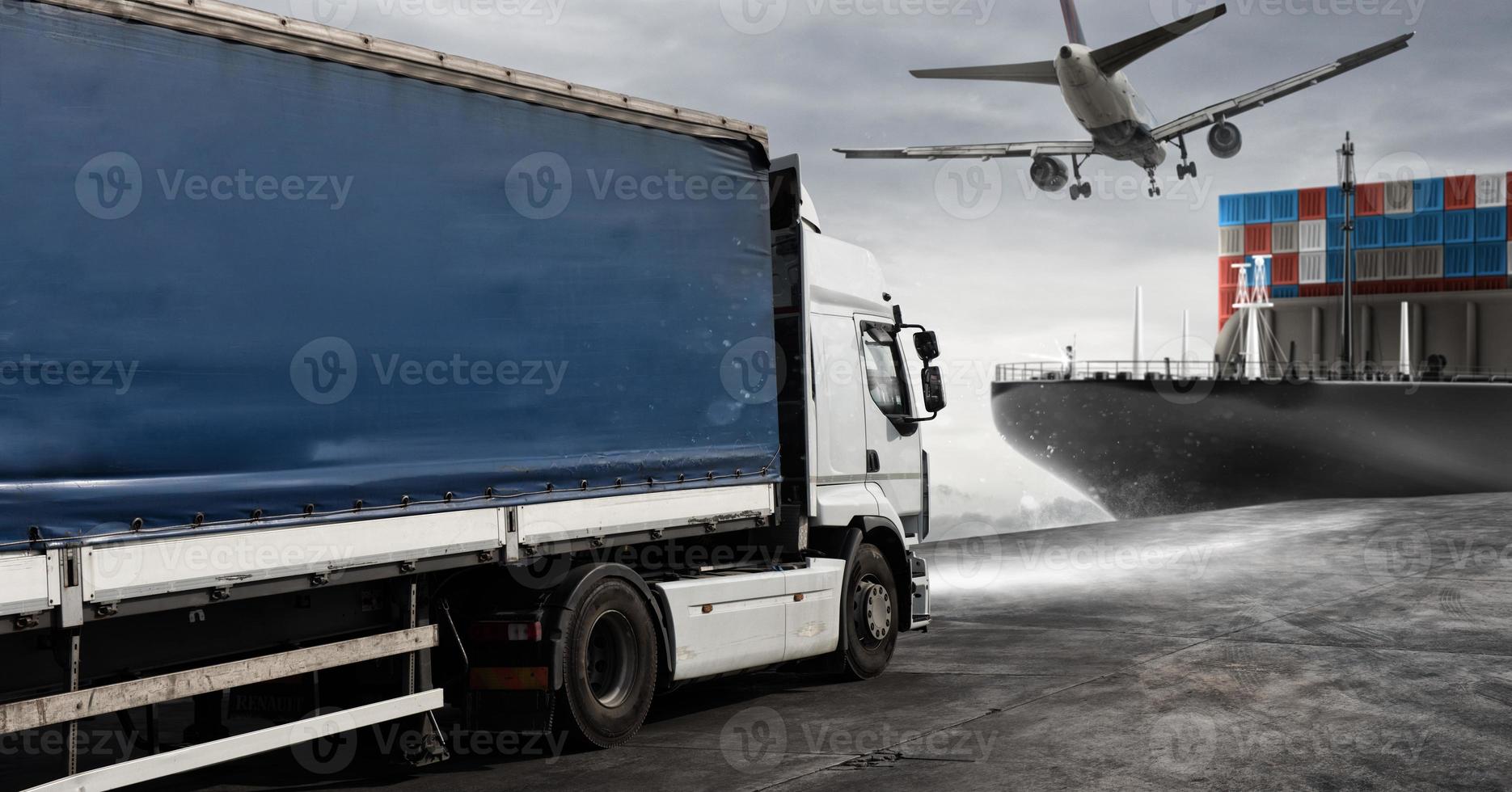 vrachtwagen, vliegtuig en lading schip klaar naar begin naar leveren foto