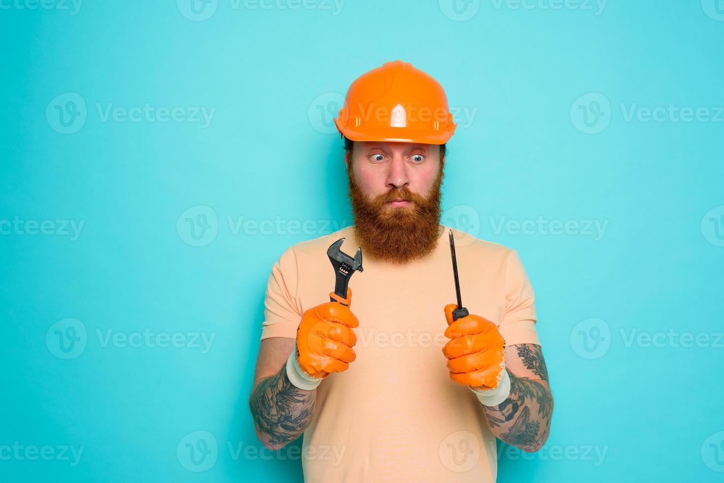 arbeider met geel hoed is verward over zijn werk foto