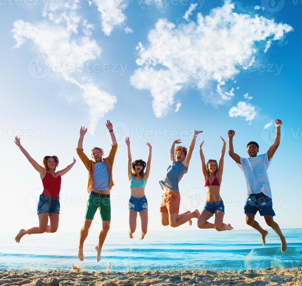 gelukkig glimlachen vrienden jumping over- een blauw lucht met een wereld kaart gemaakt van wolken foto