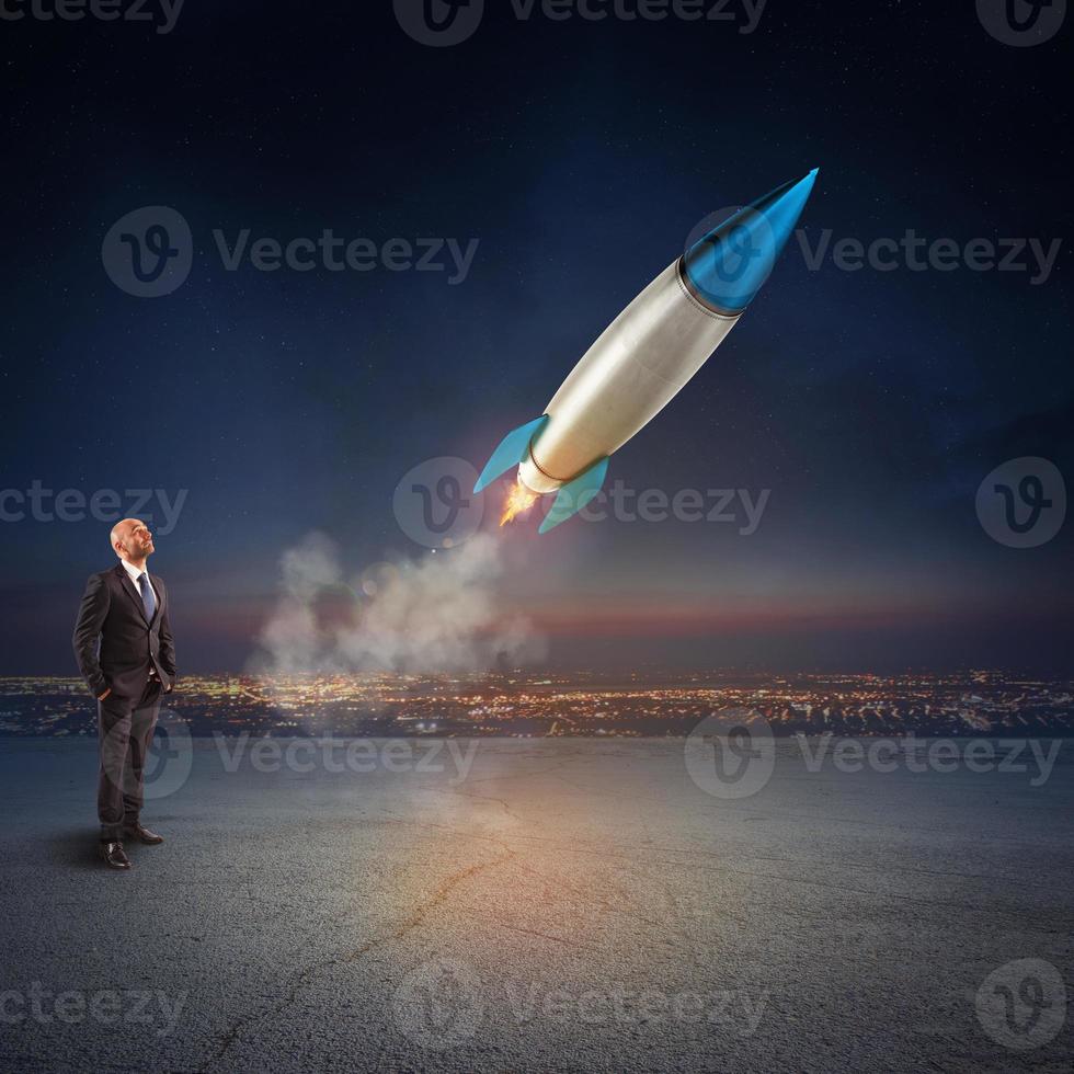 zakenman looks begin een raket. concept van bedrijf opstarten en nieuw bedrijf. 3d weergave. foto
