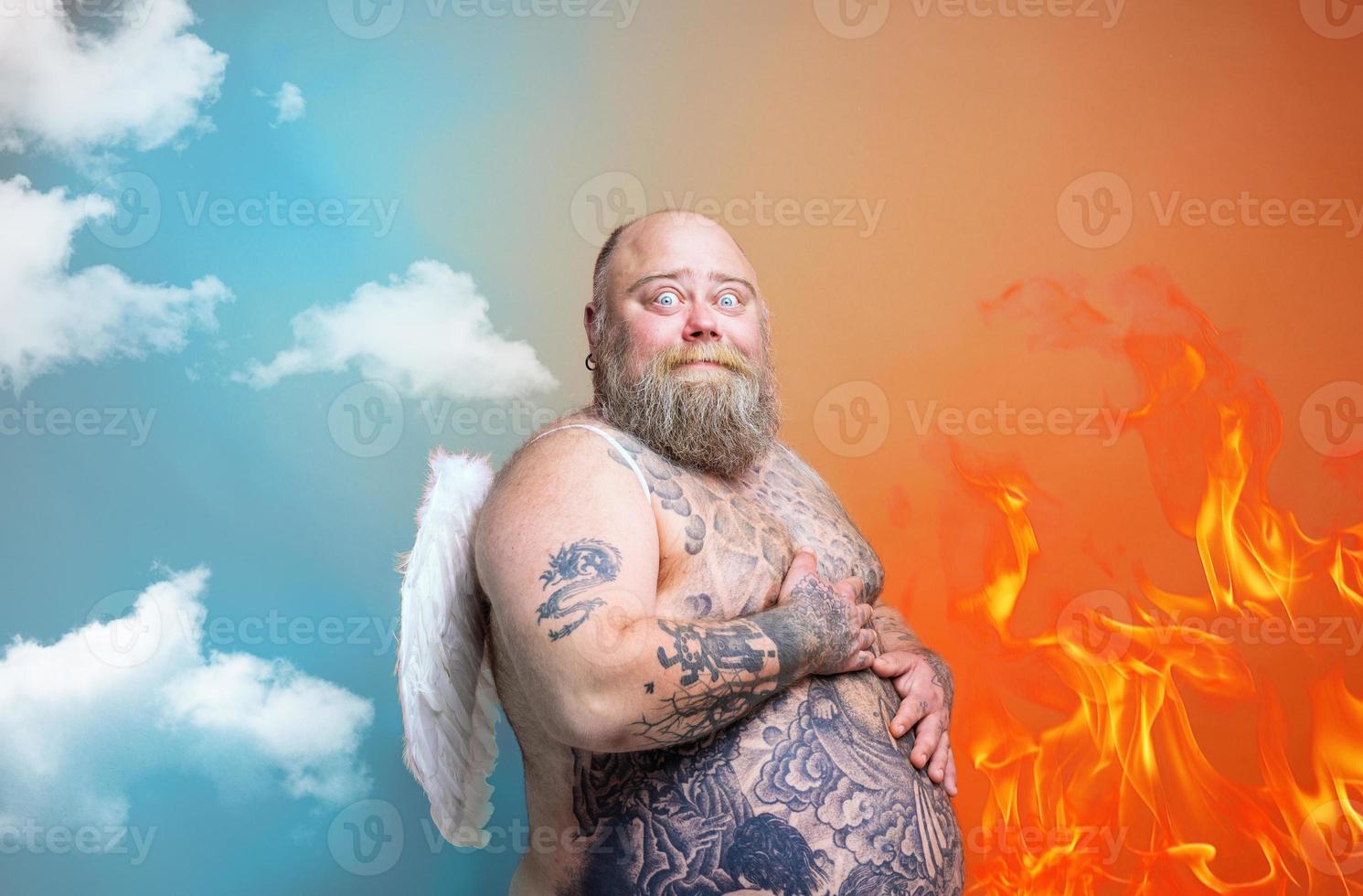 dik versteld staan Mens met baard , tatoeages en Vleugels handelingen Leuk vinden een engel foto