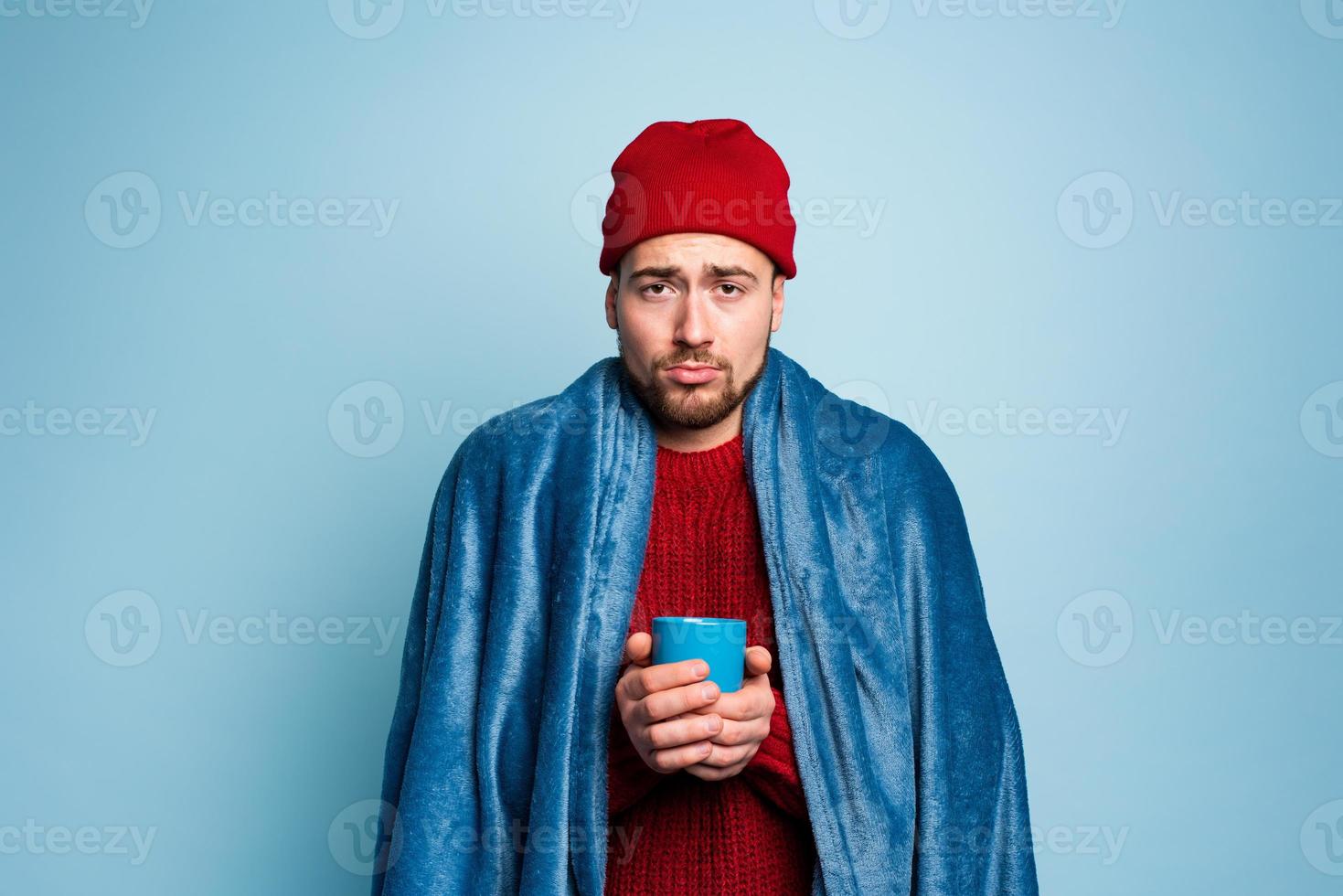 jongen gevangen een verkoudheid en drankjes heet de. cyaan achtergrond. concept van ziekte foto