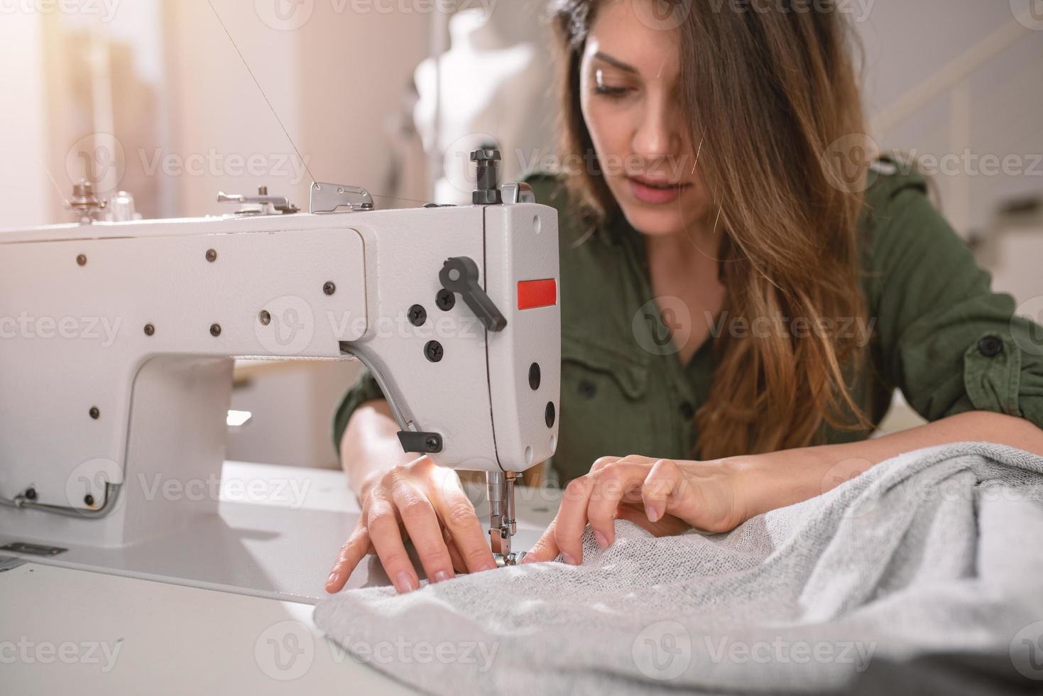 naaister werken naar nieuw kleren besteld door internet cliënt foto