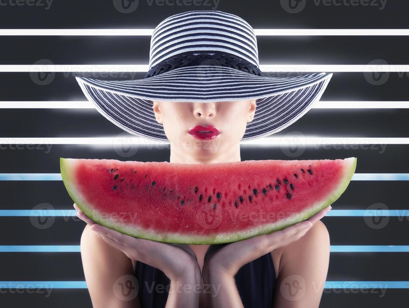 meisje in zwempak met rood watermeloen in hand- foto