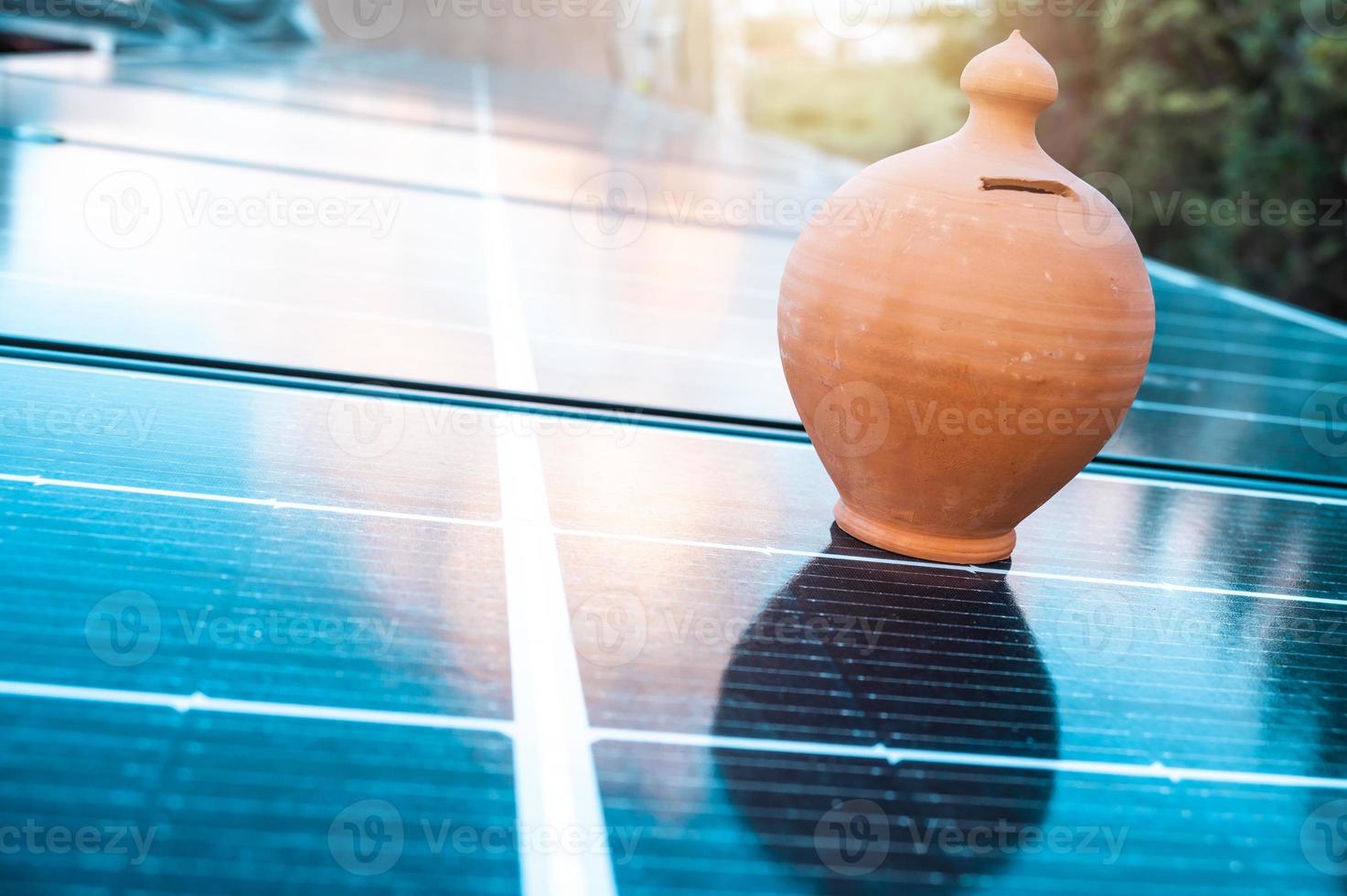 geld opgeslagen door gebruik makend van energie met zonne- paneel foto