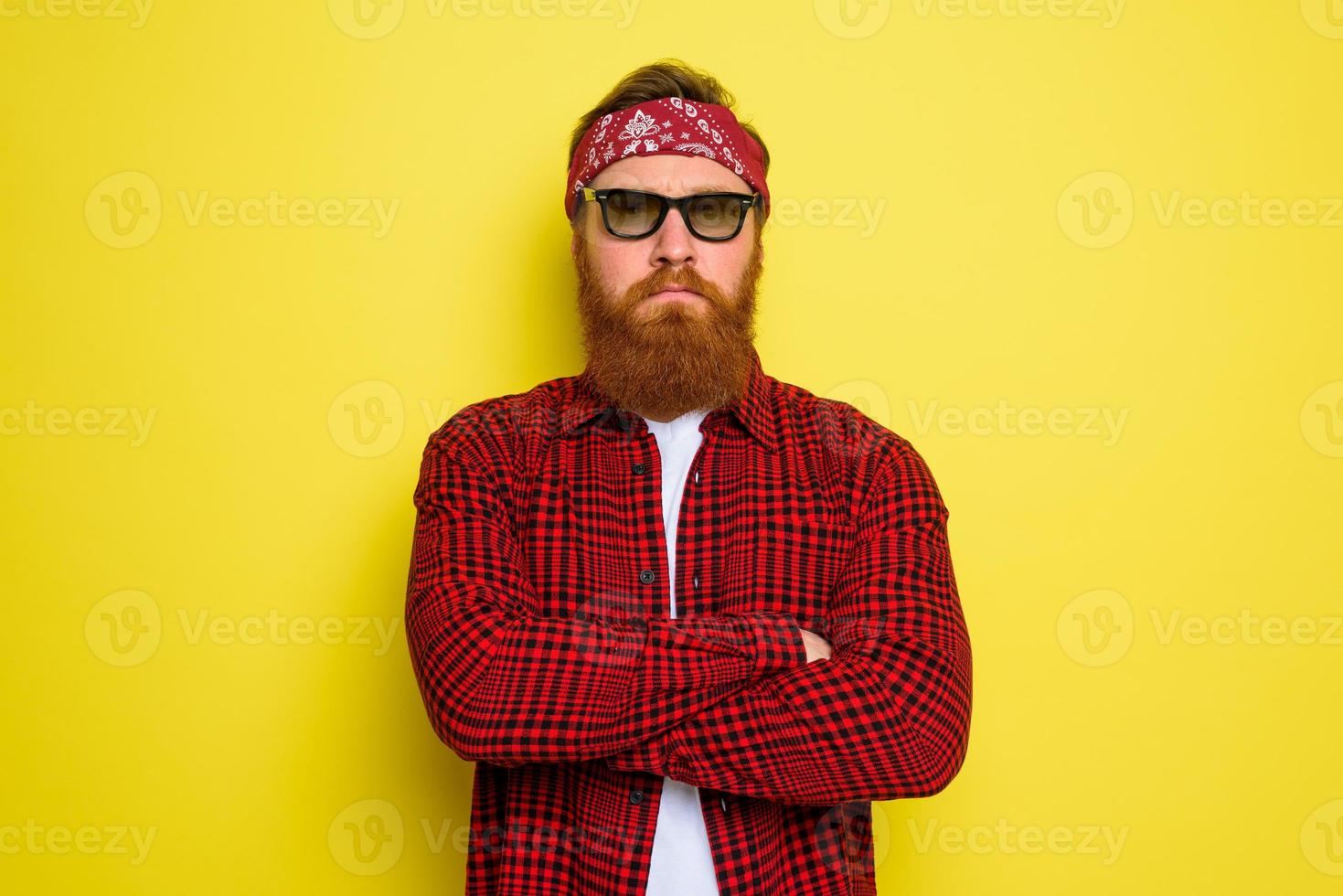 echt Mens met baard en bandana in hoofd foto