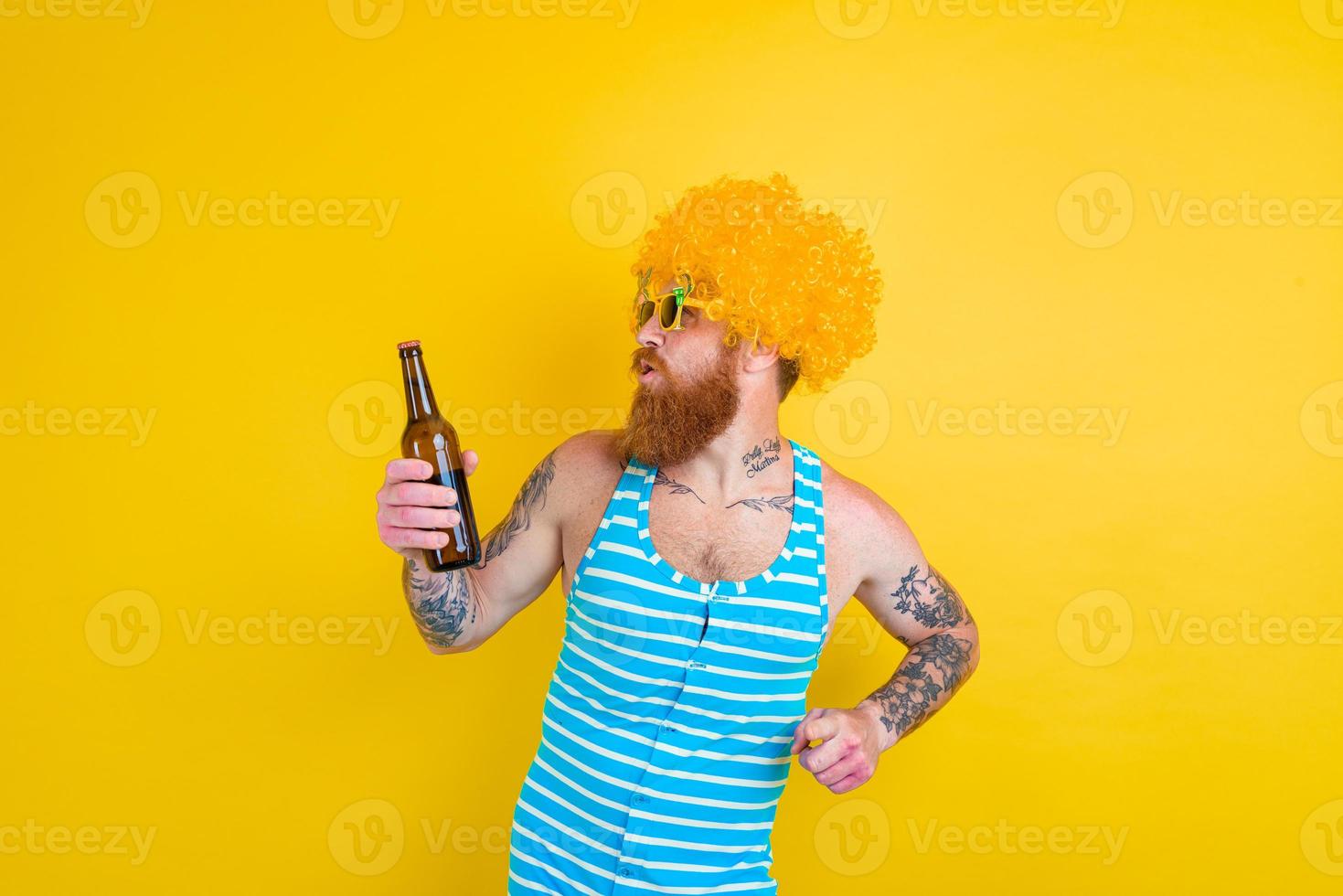 Mens met baard en zonnebril drankjes bier foto