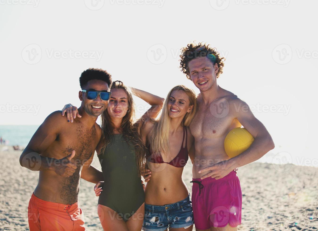 groep van vrienden spelen Bij strand volley Bij de strand foto