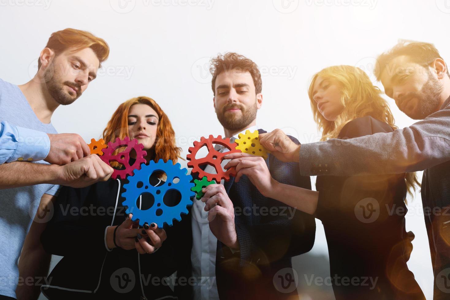 bedrijf team aansluiten stukken van versnellingen net zo samenspel en partner foto