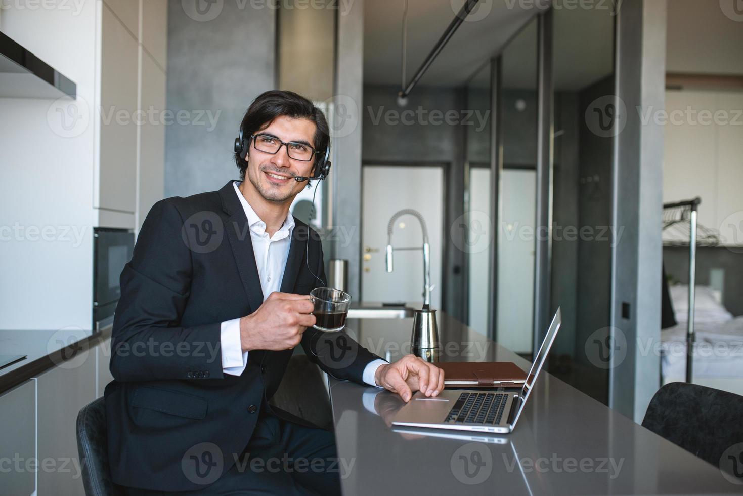 zakenman werken van afgelegen Bij huis met een laptop ten gevolge naar coronavirus quarantaine. foto