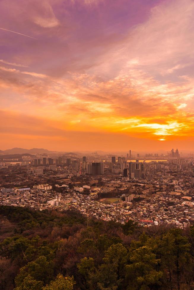 uitzicht op de stad seoul, zuid-korea, bij zonsondergang foto