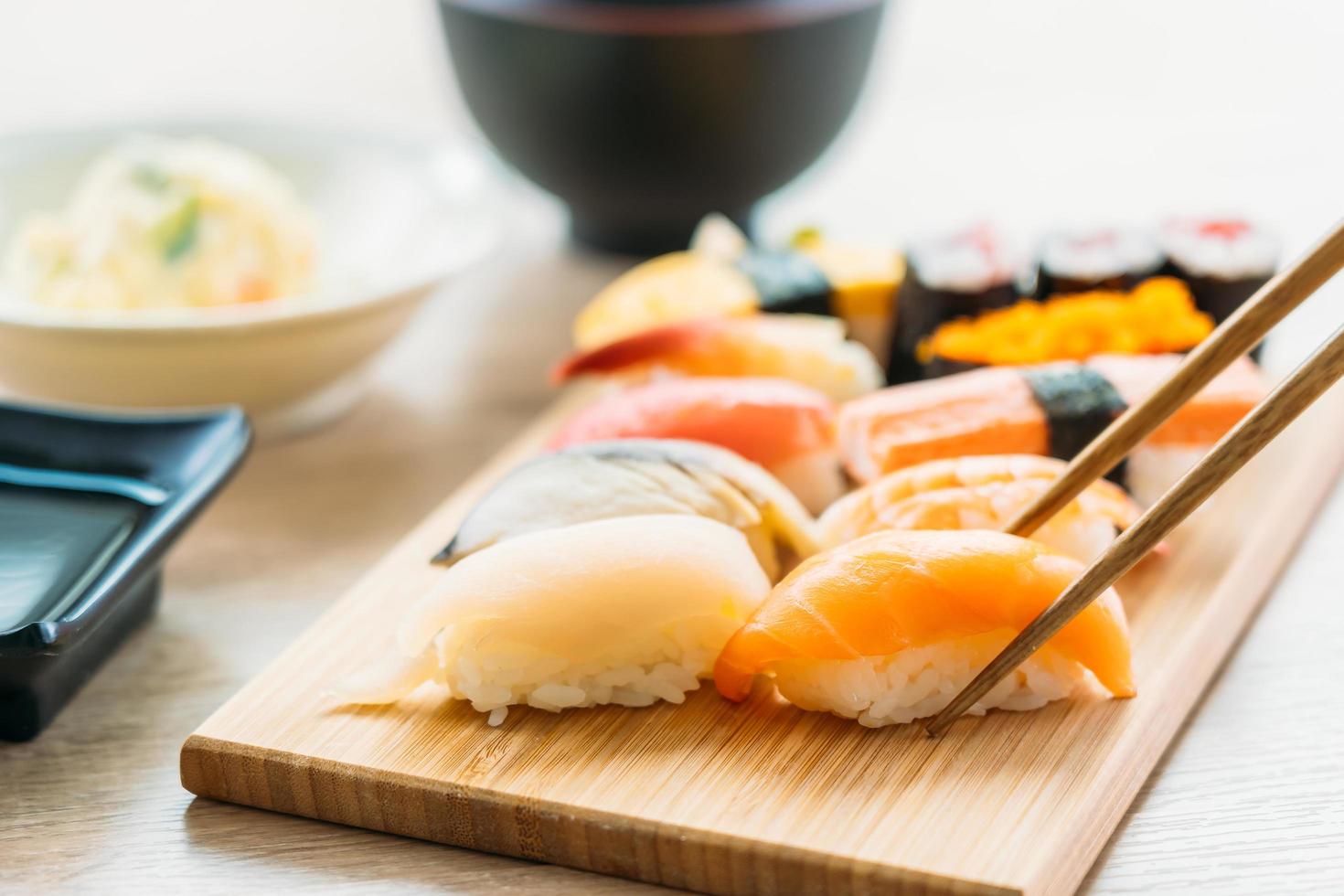 zalm, tonijn, schelp, garnalen en ander vlees sushi maki foto