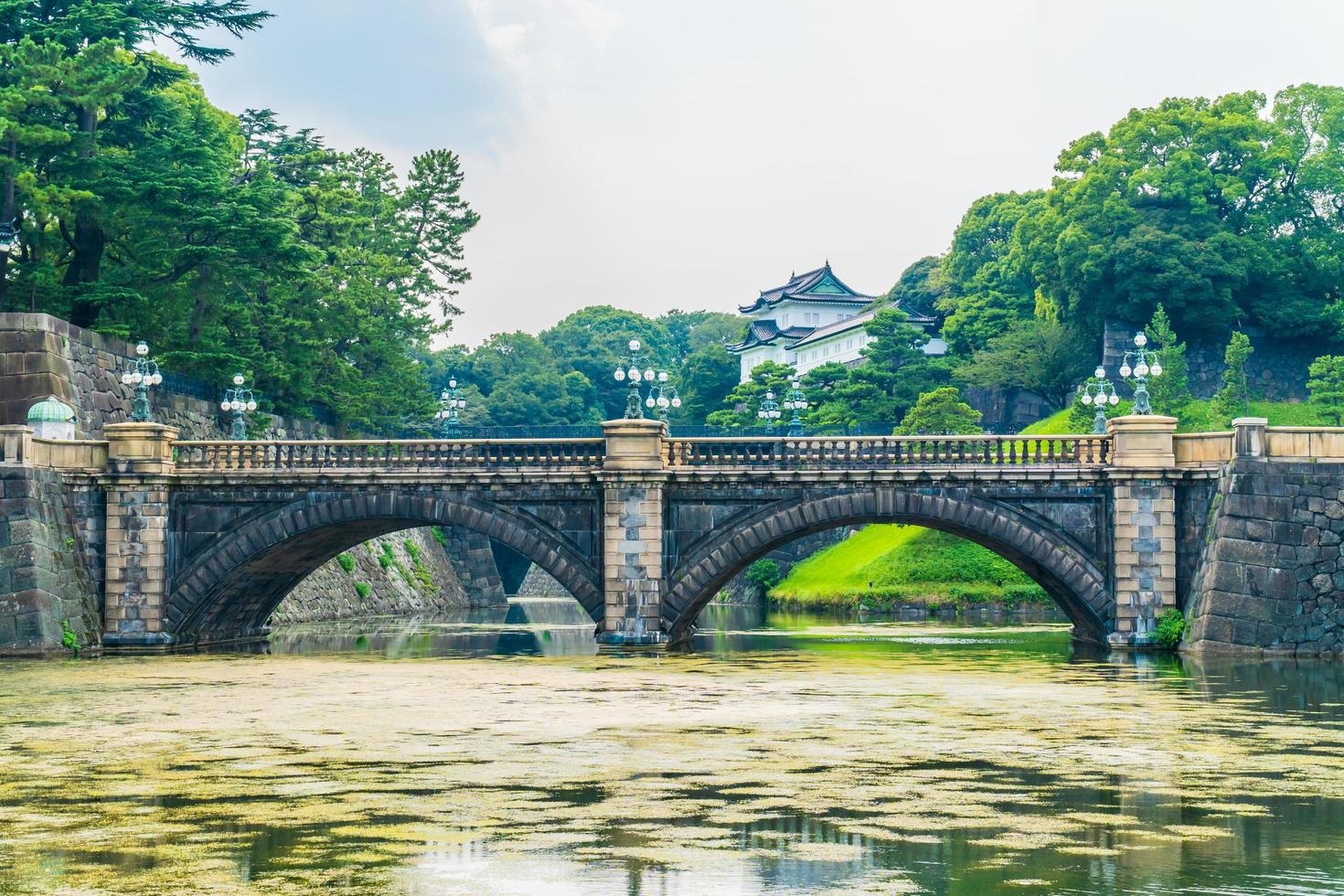 het keizerlijke paleiskasteel in de stad van tokyo, japan foto