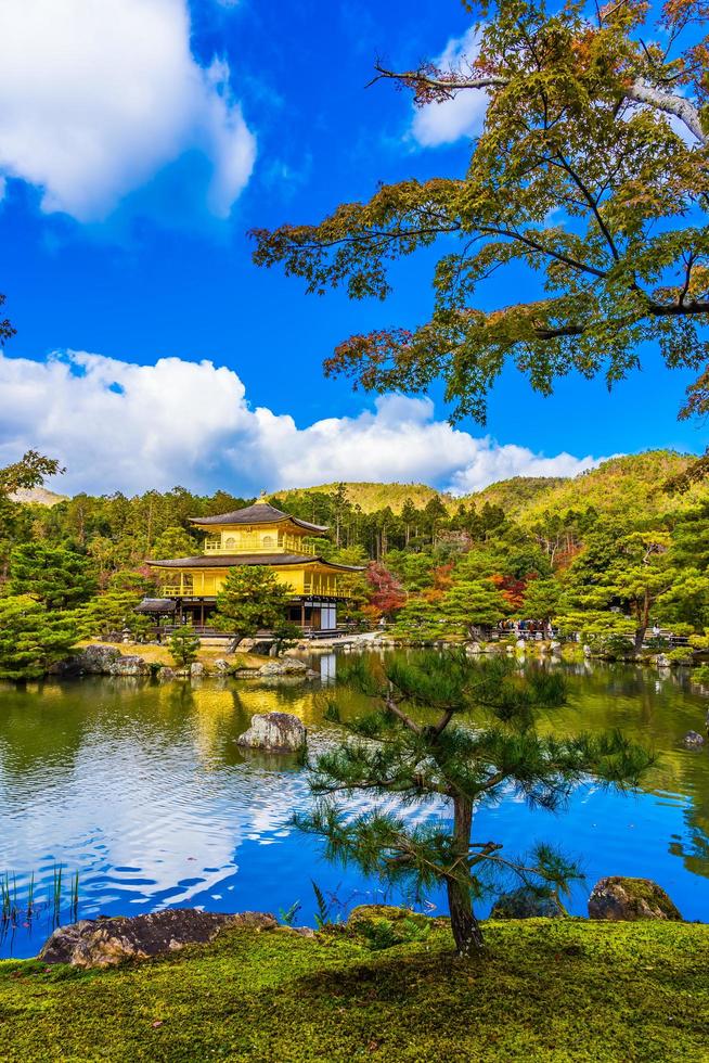 kinkakuji-tempel of gouden paviljoen in kyoto, japan foto