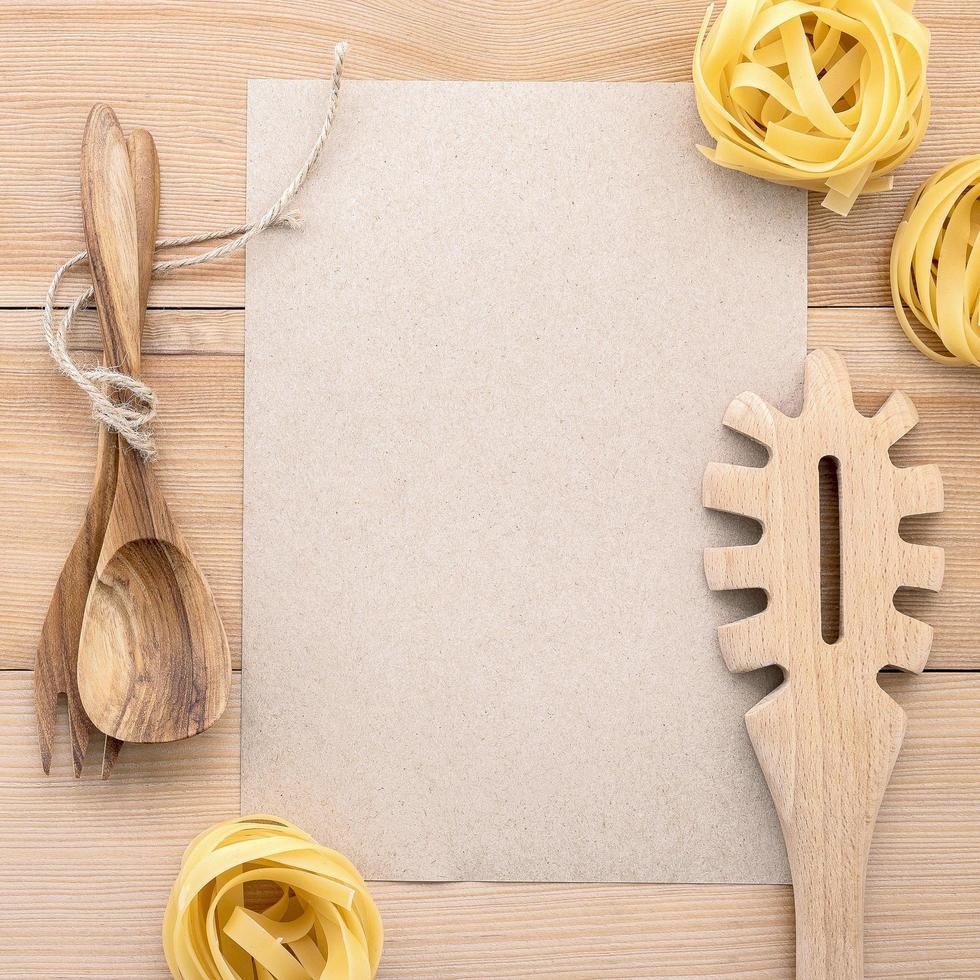 pasta en keukengerei met mock-up van kraftpapier foto