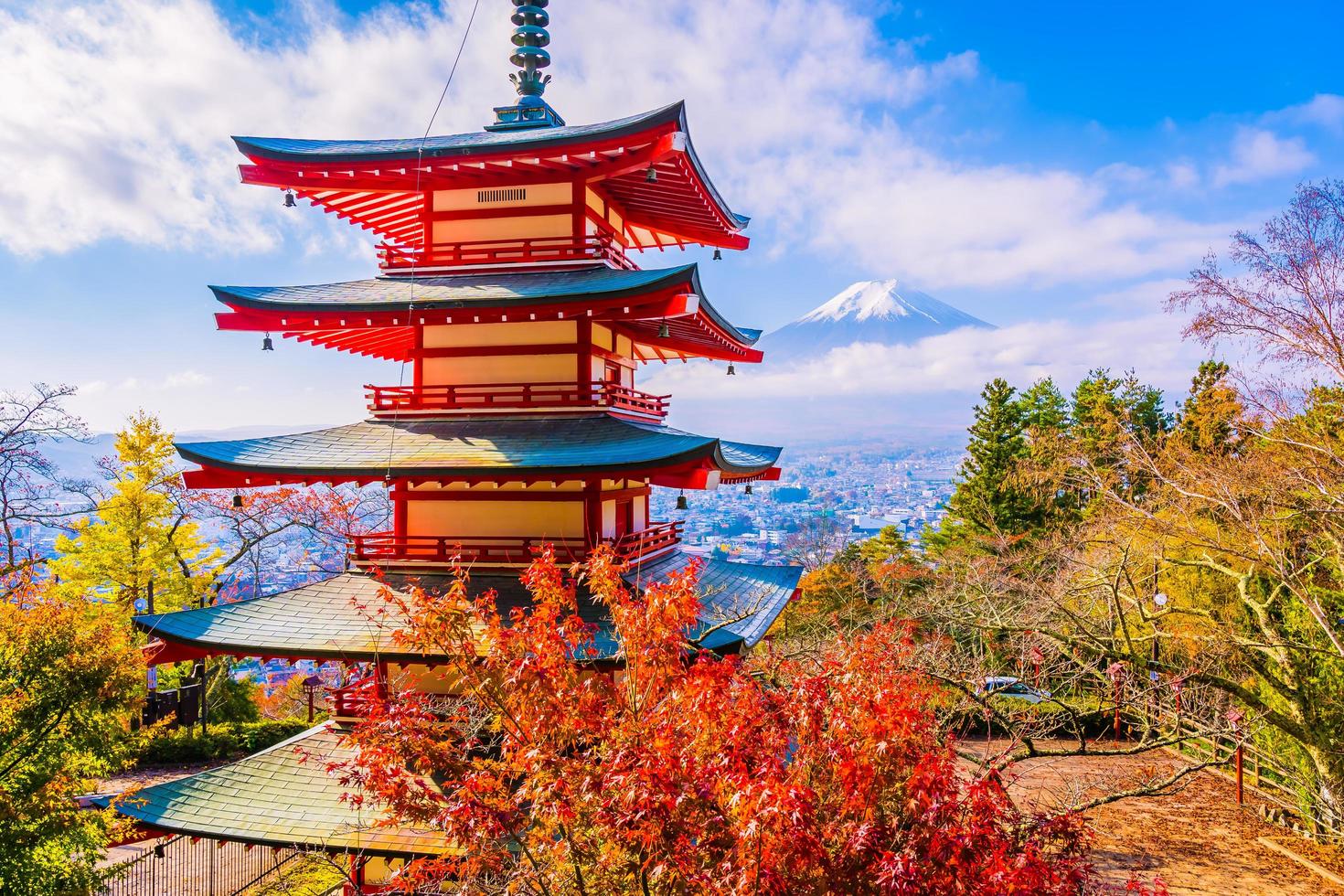 mt. fuji met chureito-pagode in japan foto