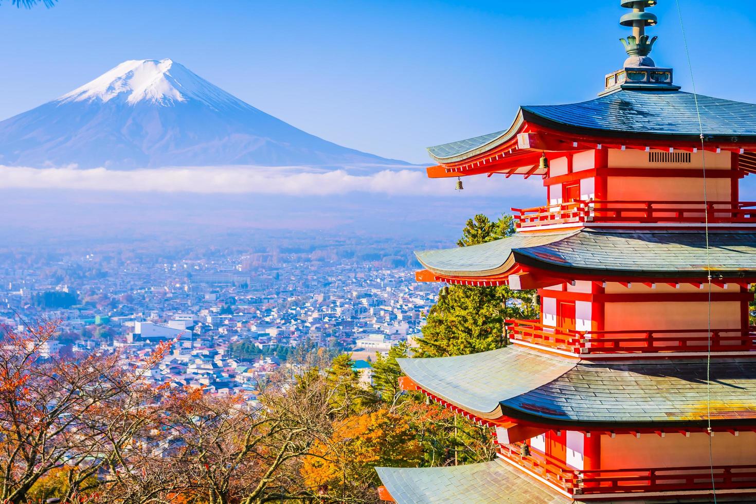 mt. fuji met chureito-pagode in japan foto