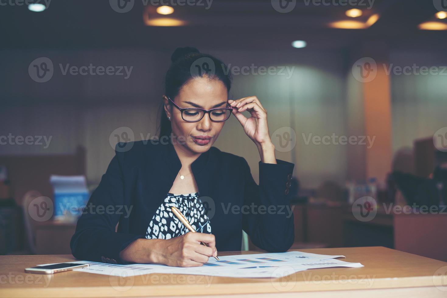 zakenvrouw werken op kantoor foto