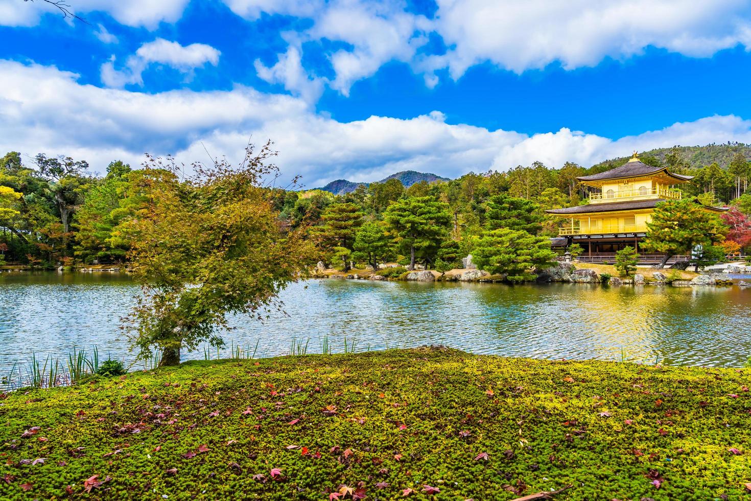 kinkakuji-tempel of gouden paviljoen in kyoto, japan foto