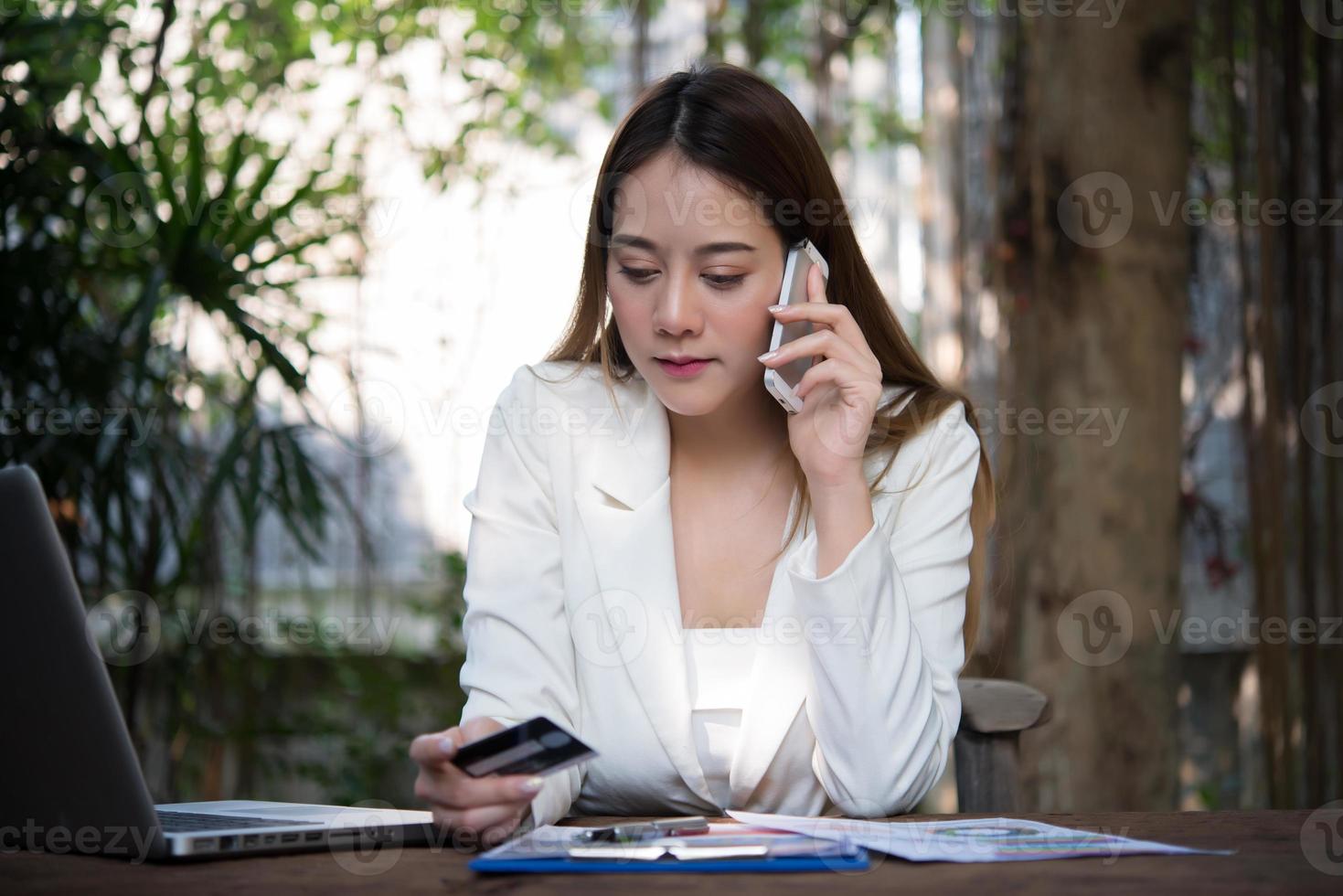 vrouw met creditcard en met behulp van slimme telefoon voor online winkelen met vintage toon foto