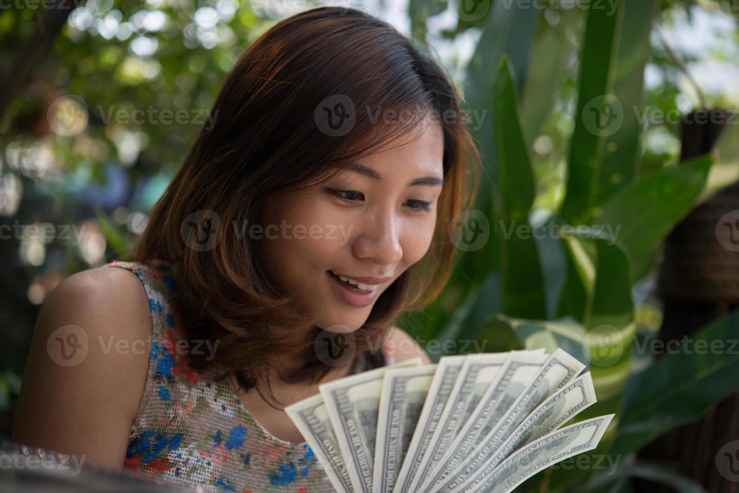 dollars in handen van de vrouw foto