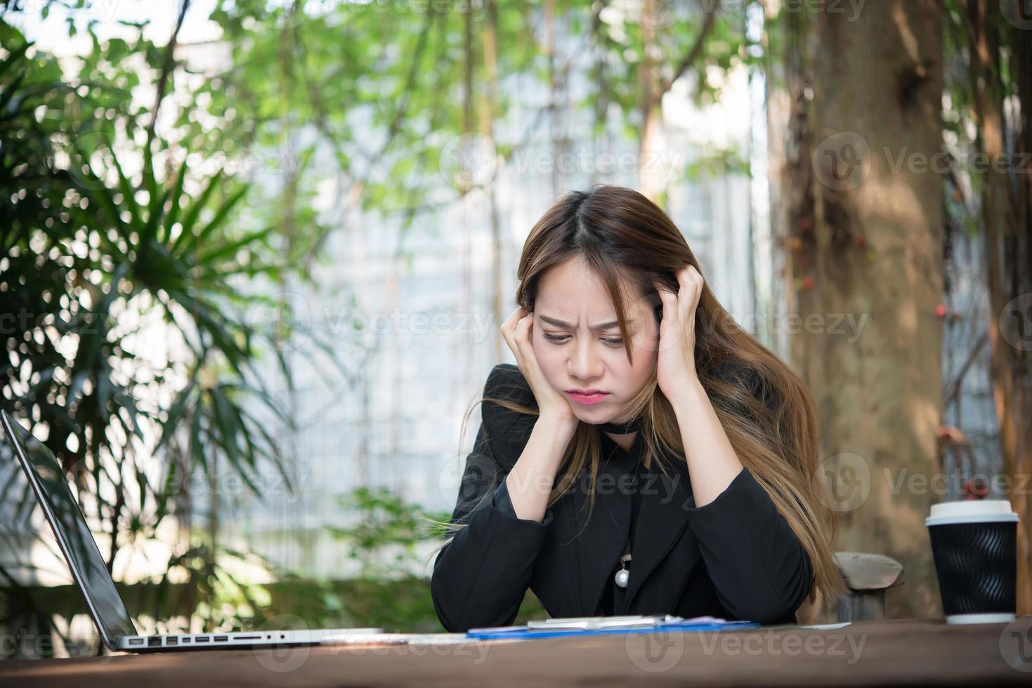 portret van een gestreste zakenvrouw op haar werkplek foto