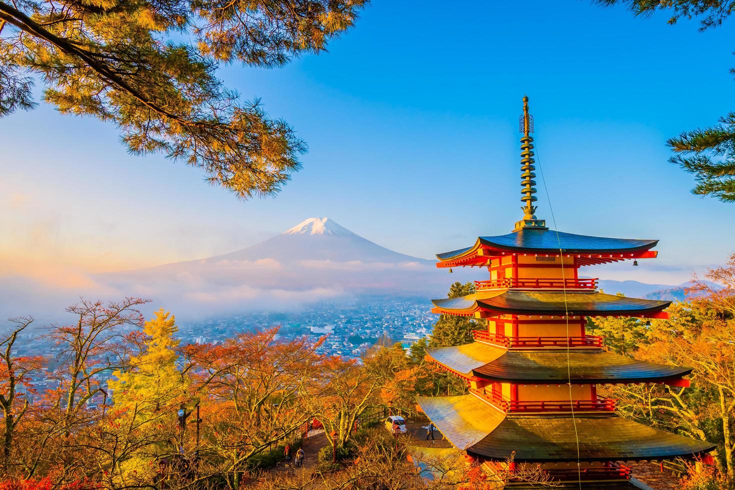 mt. fuji met chureito-pagode in japan foto