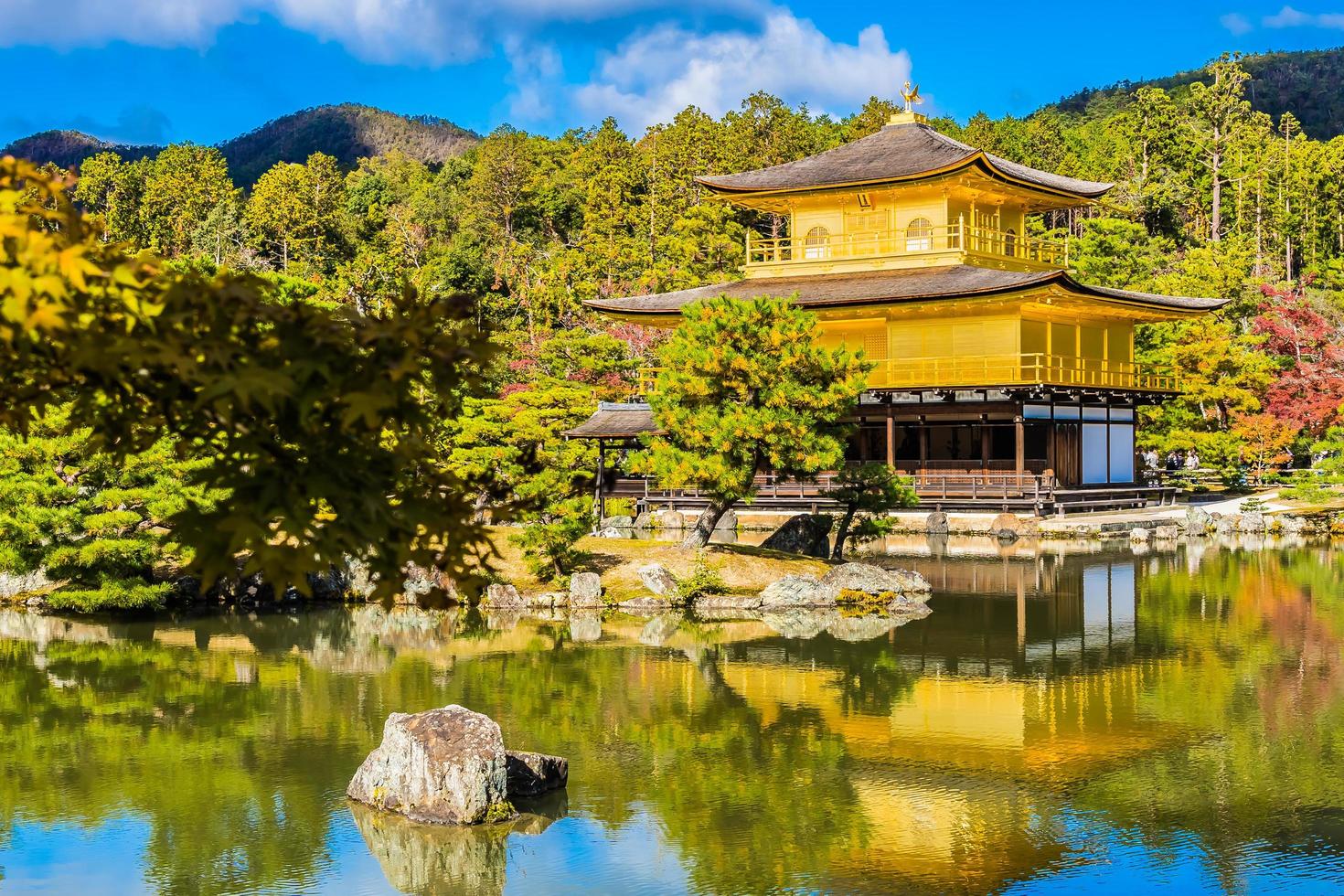 kinkakuji-tempel, of het gouden paviljoen in kyoto, japan foto