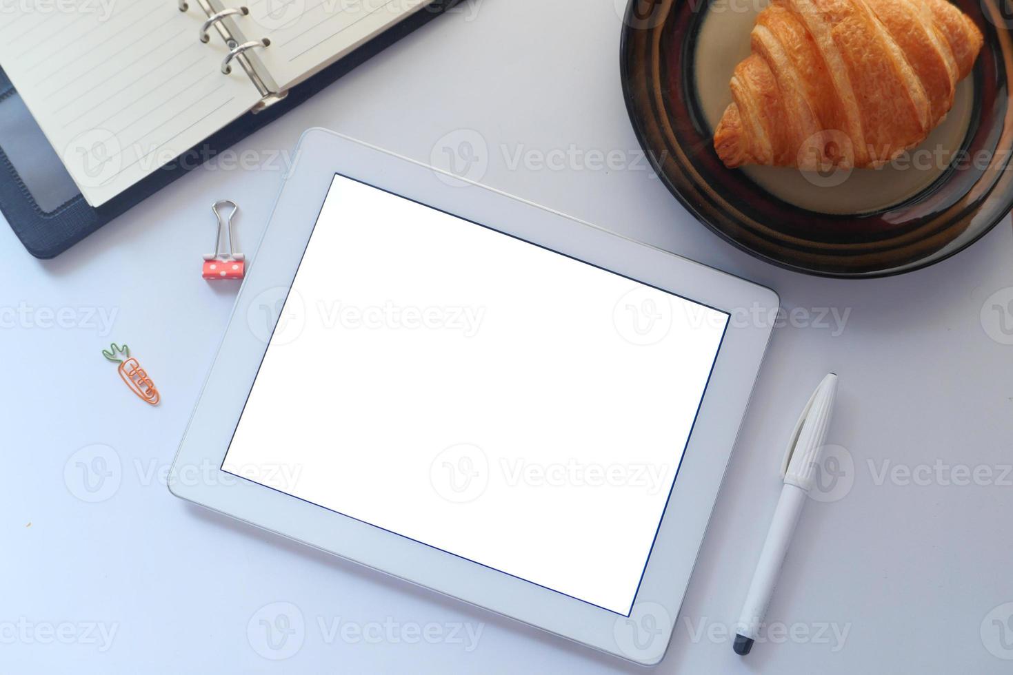 mock-up tablet met ontbijt op het bureau foto